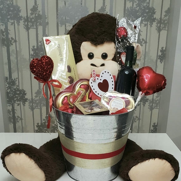 Giant Monkey with giant hug - Picture 7 of 7